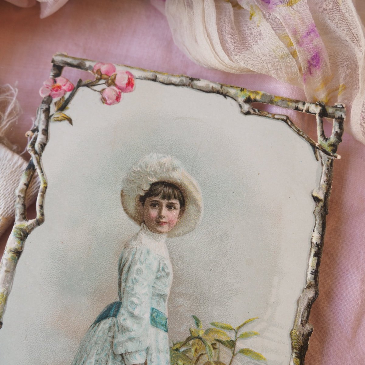 画像2: ジョウロを持つ少女、薔薇のフレームのクロモカード (2)