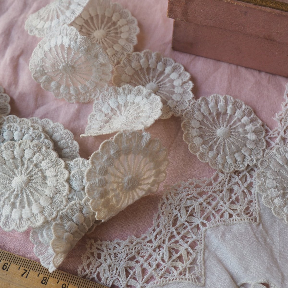 画像5: オーガンジーに白い刺繍のコットンモチーフレース/直径5cm/1枚ずつカット販売 (5)