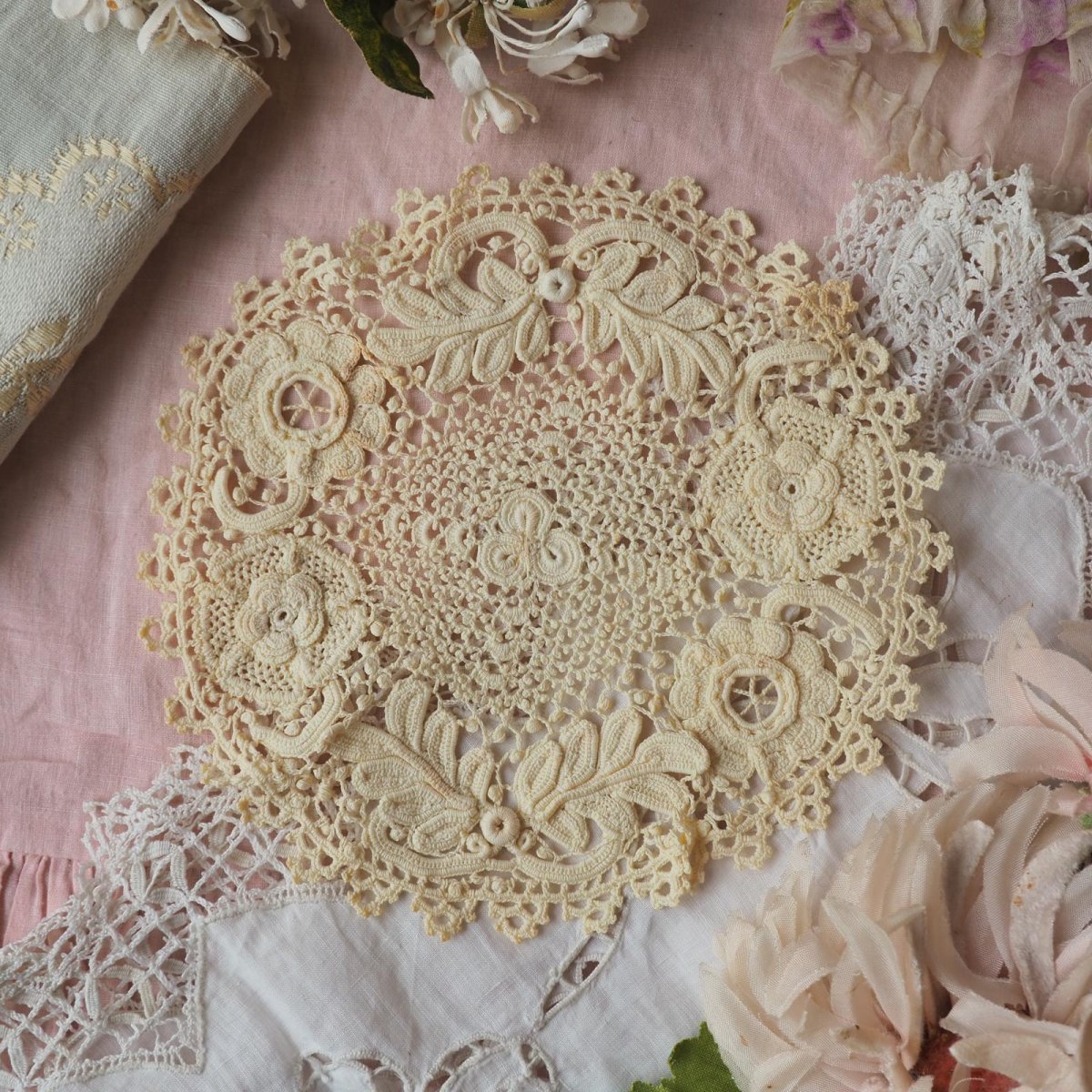 画像1: アイリッシュクロシェのドイリー/立体のお花のモチーフ (1)