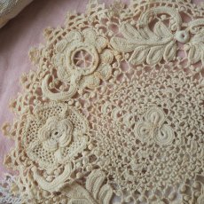 画像2: アイリッシュクロシェのドイリー/立体のお花のモチーフ (2)