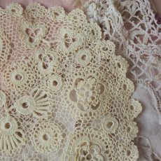 画像3: 極細アイリッシュクロシェレースのドイリー/立体花のモチーフ (3)
