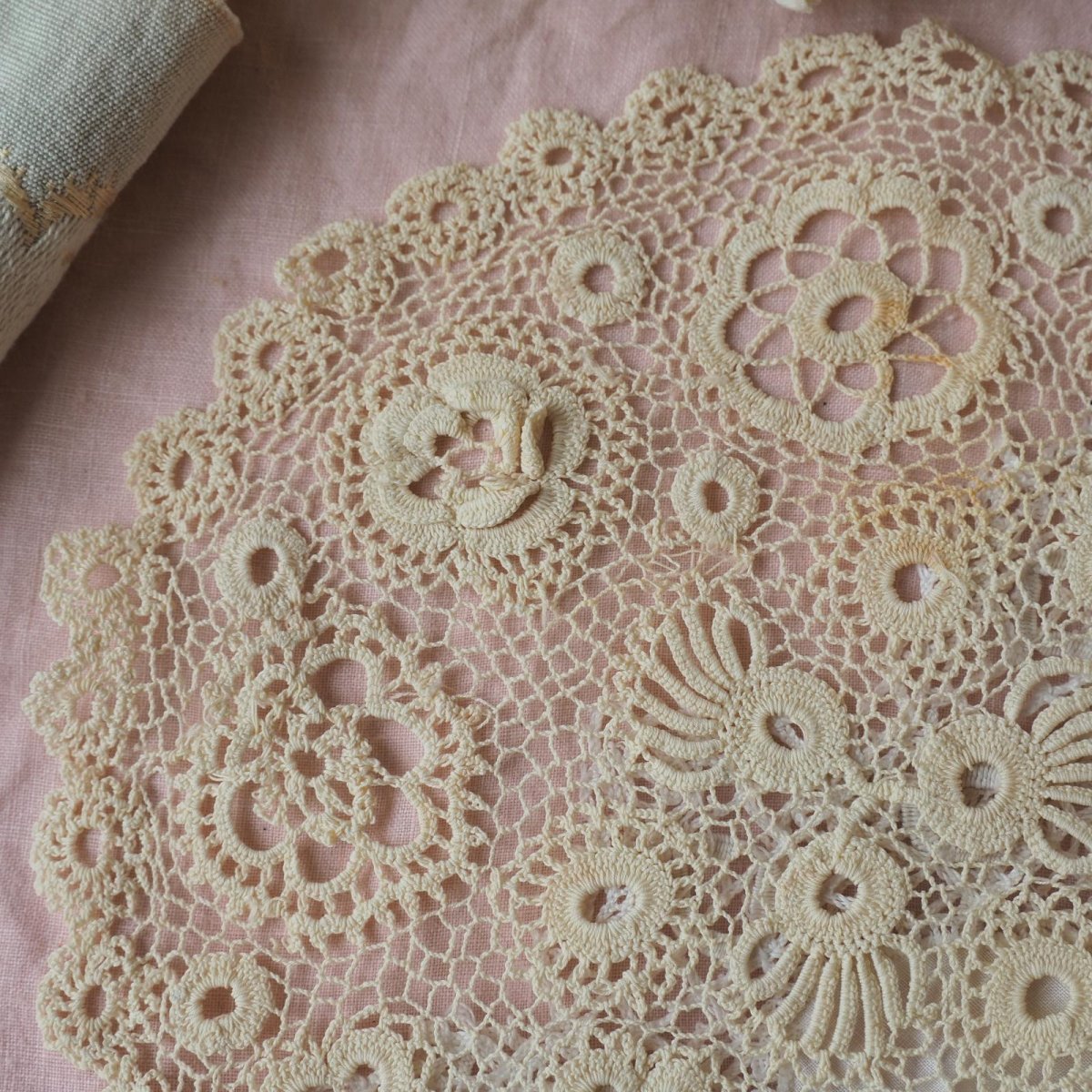 画像2: 極細レース、アイリッシュクロシェのドイリー/立体花モチーフ (2)