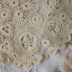 画像4: 極細アイリッシュクロシェレースのドイリー/立体花のモチーフ (4)