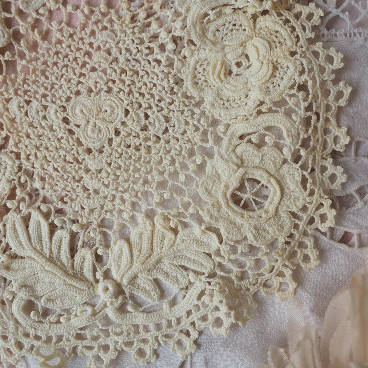 画像4: アイリッシュクロシェのドイリーレース/立体の花モチーフ (4)