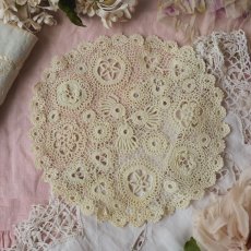 画像1: 極細アイリッシュクロシェレースのドイリー/立体花のモチーフ (1)