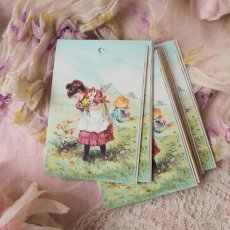 画像1: 花を摘む少女の絵柄のメッセージカード/ギフトタグ (1)