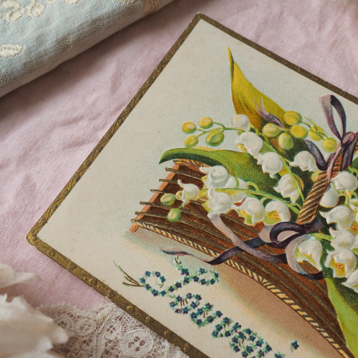 画像2: すずらんの花籠のポストカード/エンボスゴールド縁 (2)