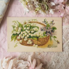 画像1: すずらんとスミレの花籠のポストカード/エンボス (1)