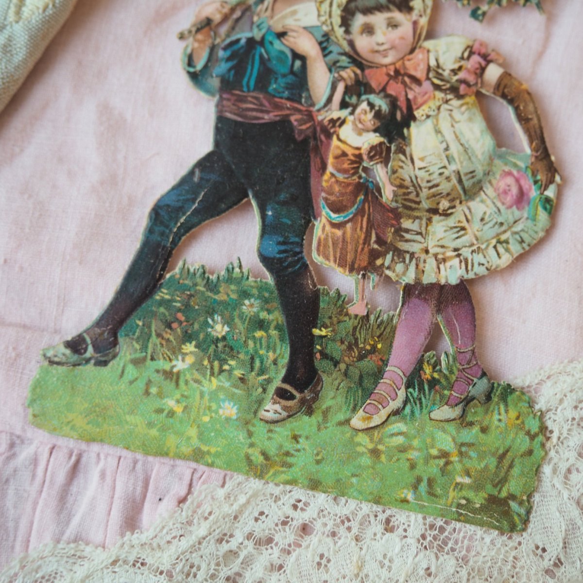 画像5: お人形を持つ少女と花のリースを吊り下げた少年のクロモカード/レアな絵柄型抜き (5)