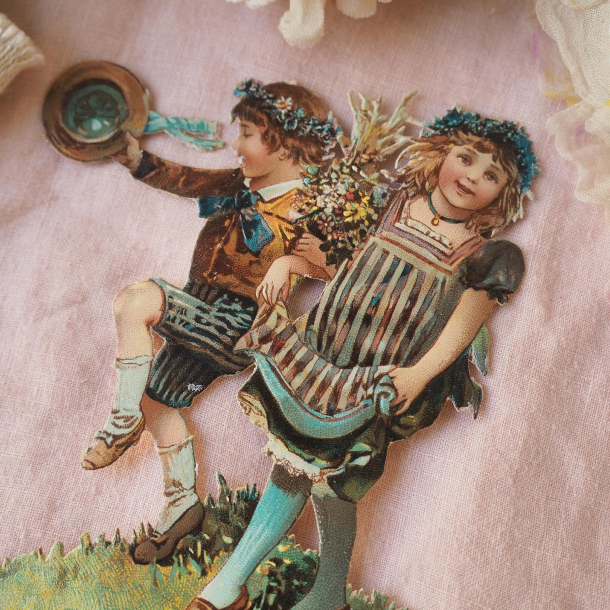 画像2: 花冠の少年と少女のクロモカード/レアな絵柄型抜き (2)