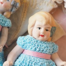 画像7: 小さなビスクドール、グレーソックス/青いクロシェのワンピース&ピンク色ドロワース (7)