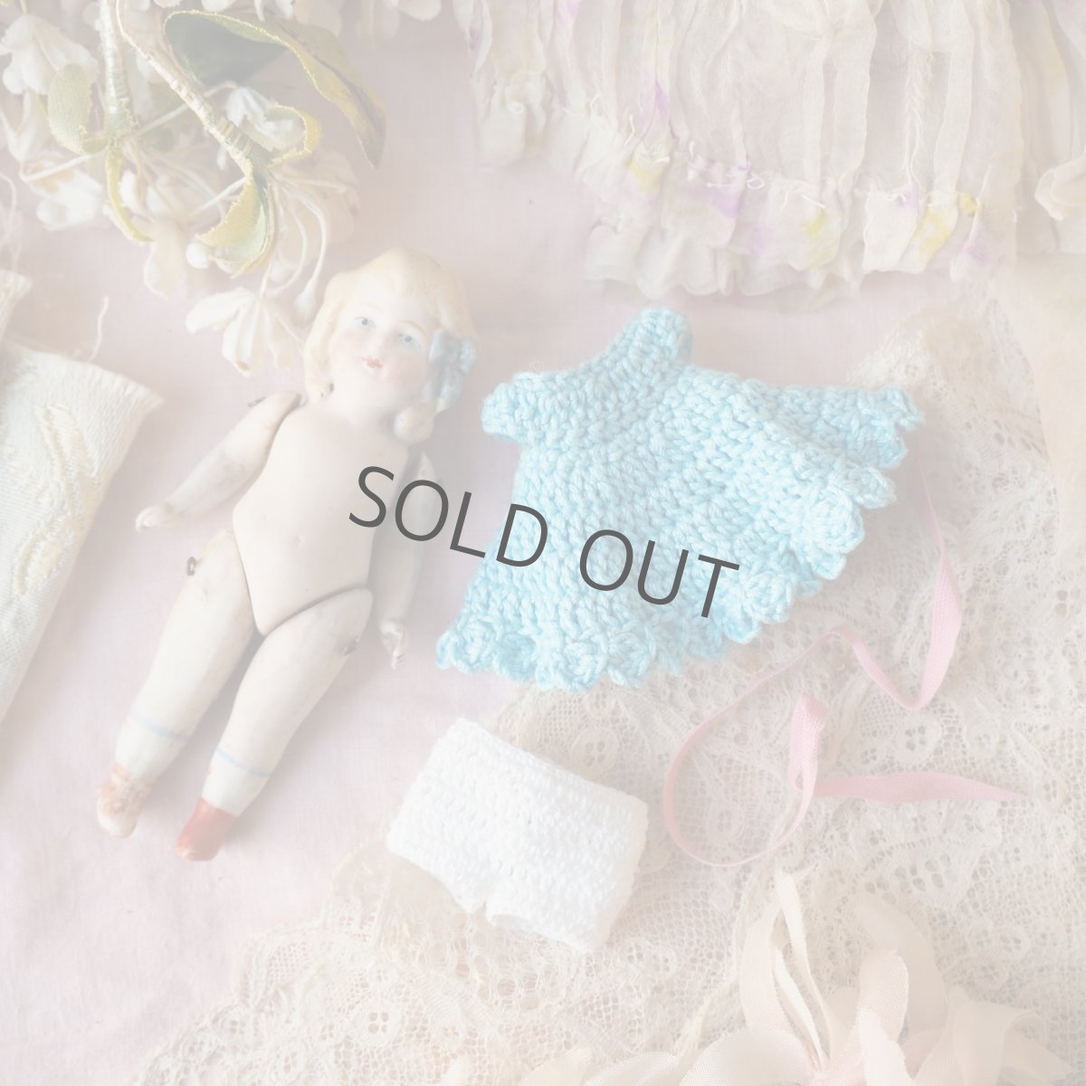 画像9: 小さなビスクドールブルーリボン飾り/クロシェのワンピース&ドロワース付き (9)