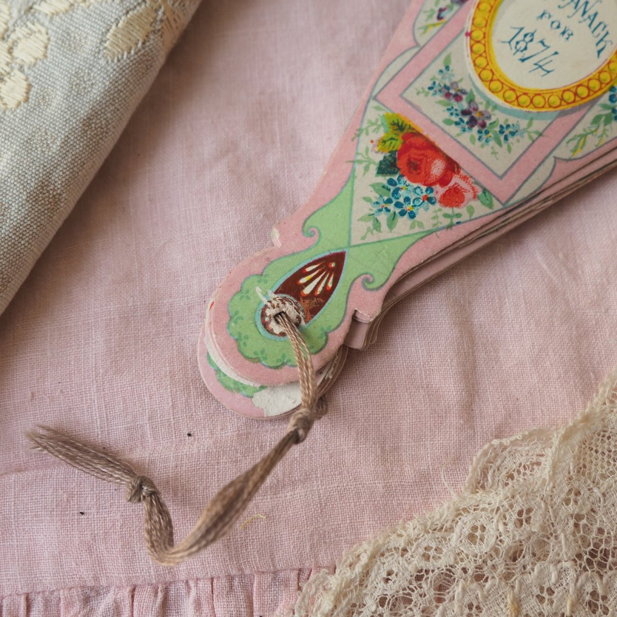 画像6: レアなクロモカード、扇子形1874年度カレンダー/花とリボンのデザイン (6)