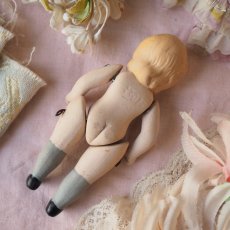 画像10: 小さなビスクドール、グレーソックス/青いクロシェのワンピース&ピンク色ドロワース (10)