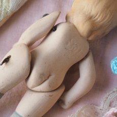 画像14: 小さなビスクドール、グレーソックス/青いクロシェのワンピース&ピンク色ドロワース (14)