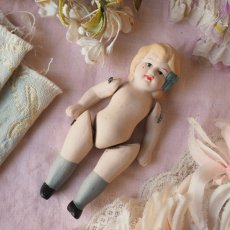画像9: 小さなビスクドール、グレーソックス/青いクロシェのワンピース&ピンク色ドロワース (9)