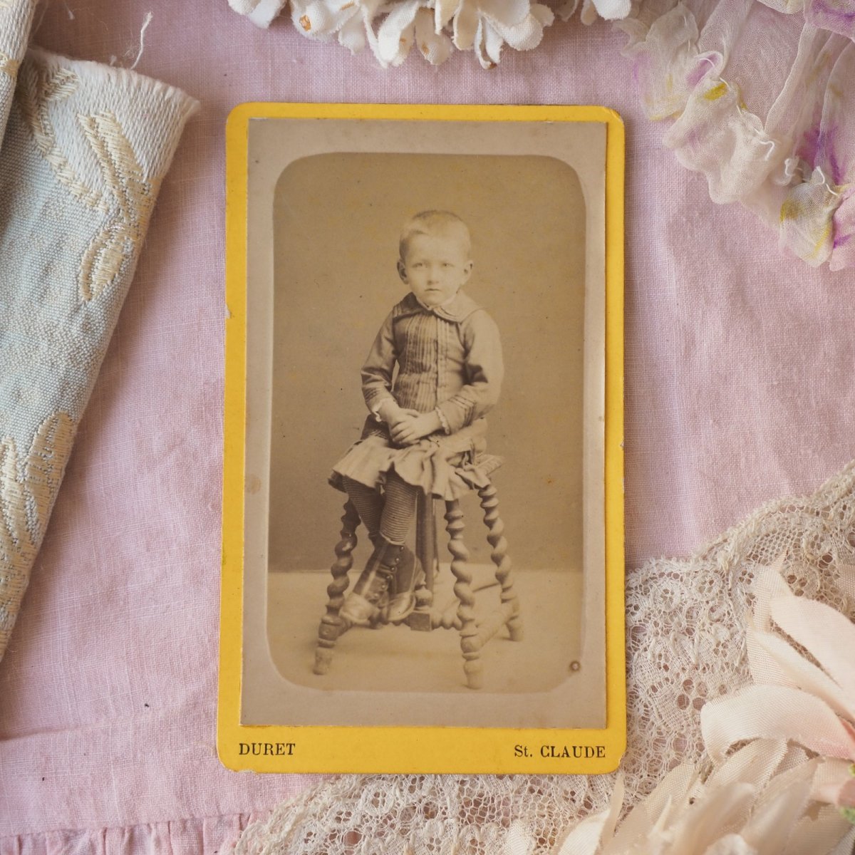画像1: 椅子に座る子供の肖像写真モノクロフォトカード (1)