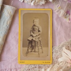 画像1: 椅子に座る子供の肖像写真モノクロフォトカード (1)