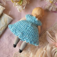 画像6: 小さなビスクドール、グレーソックス/青いクロシェのワンピース&ピンク色ドロワース (6)