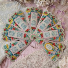 画像10: レアなクロモカード、扇子形1874年度カレンダー/花とリボンのデザイン (10)