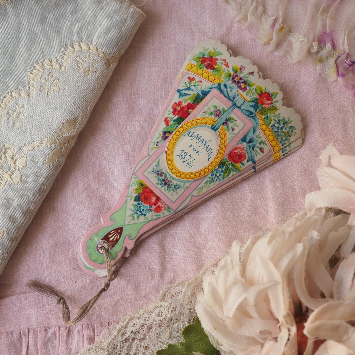 画像4: レアなクロモカード、扇子形1874年度カレンダー/花とリボンのデザイン (4)