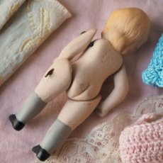 画像13: 小さなビスクドール、グレーソックス/青いクロシェのワンピース&ピンク色ドロワース (13)