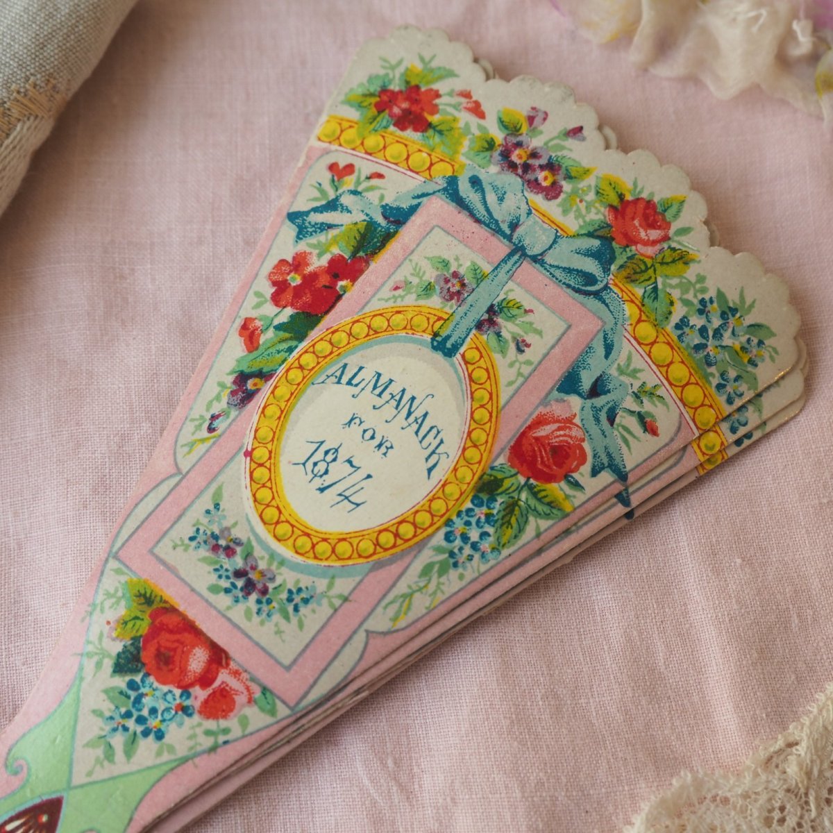 画像5: レアなクロモカード、扇子形1874年度カレンダー/花とリボンのデザイン (5)