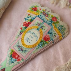 画像5: レアなクロモカード、扇子形1874年度カレンダー/花とリボンのデザイン (5)