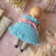 画像3: 小さなビスクドール、グレーソックス/青いクロシェのワンピース&ピンク色ドロワース (3)