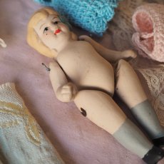 画像15: 小さなビスクドール、グレーソックス/青いクロシェのワンピース&ピンク色ドロワース (15)