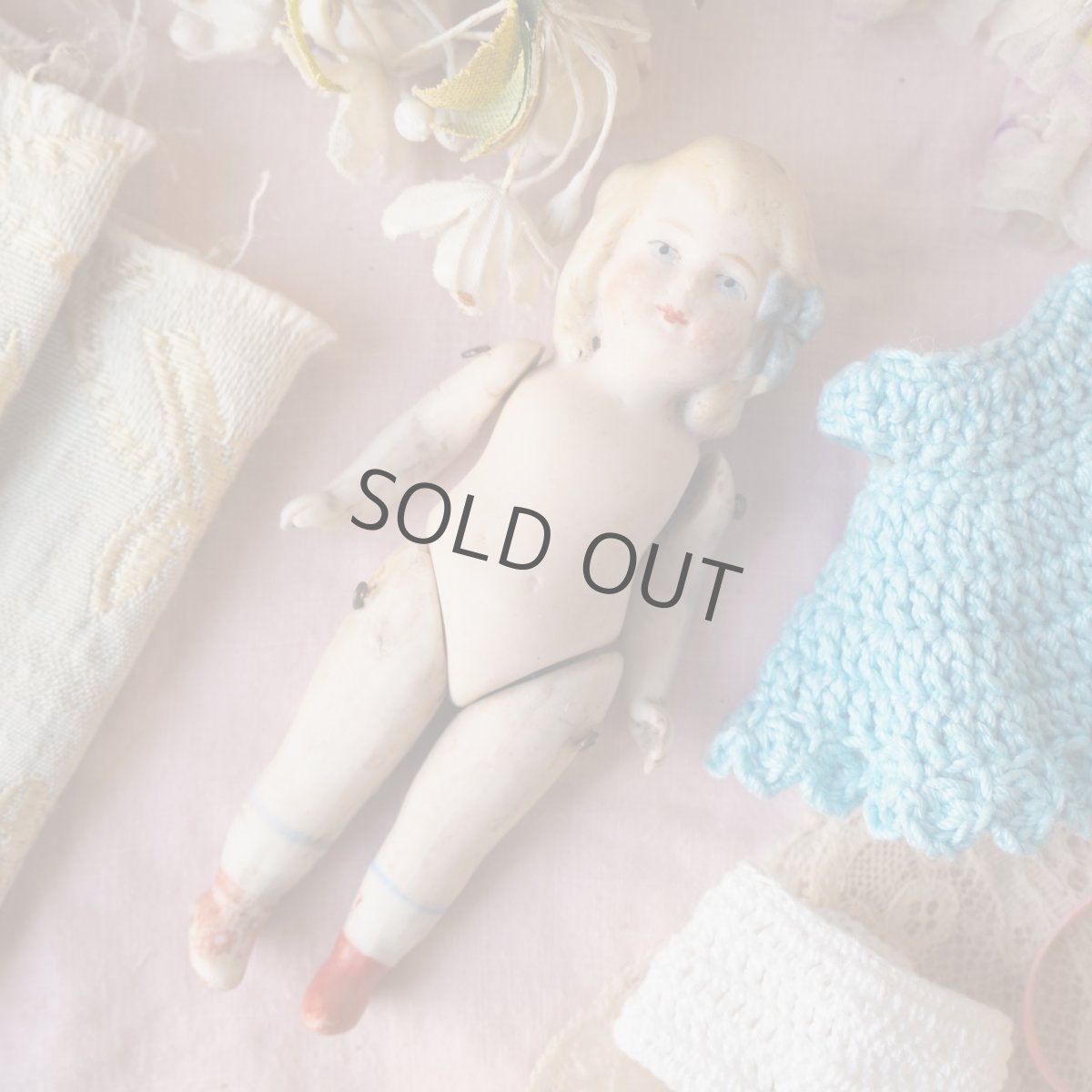 画像10: 小さなビスクドールブルーリボン飾り/クロシェのワンピース&ドロワース付き (10)