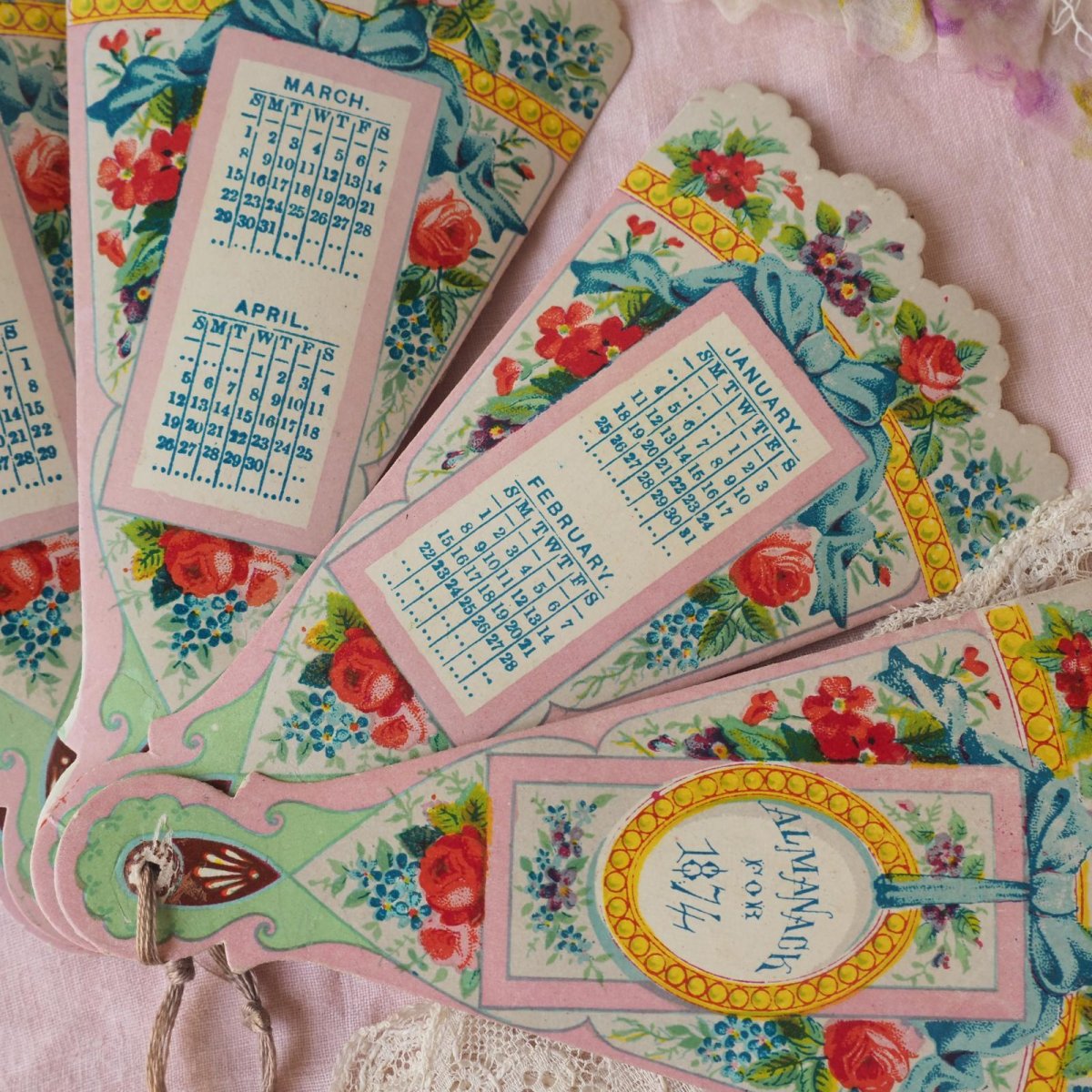 画像7: レアなクロモカード、扇子形1874年度カレンダー/花とリボンのデザイン (7)