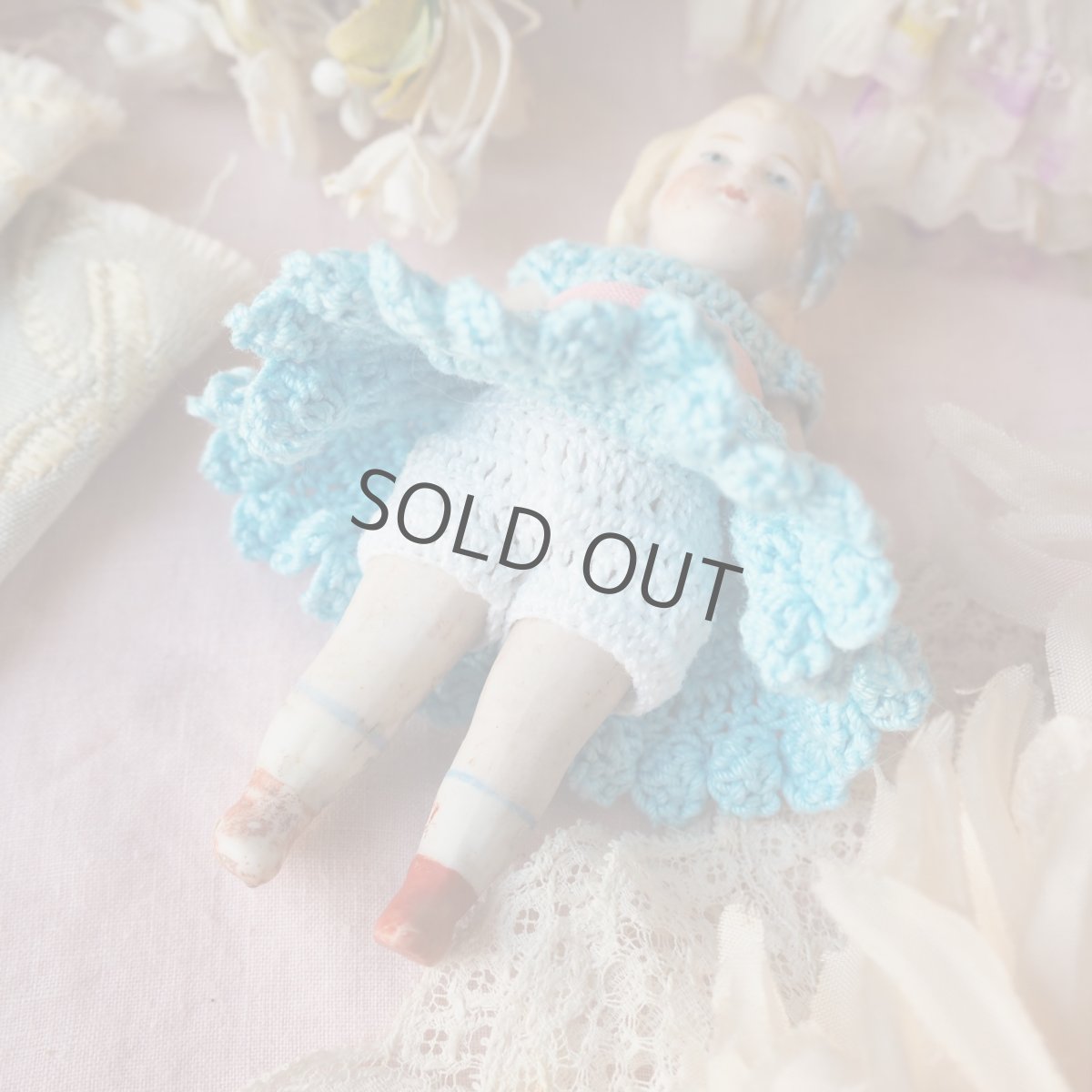 画像3: 小さなビスクドールブルーリボン飾り/クロシェのワンピース&ドロワース付き (3)