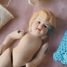 画像12: 小さなビスクドール、グレーソックス/青いクロシェのワンピース&ピンク色ドロワース (12)