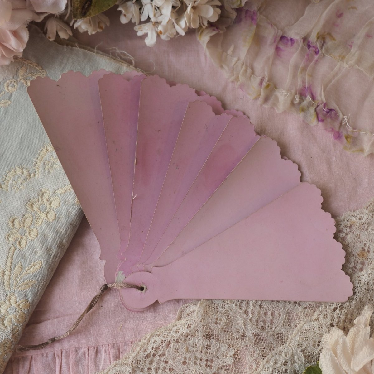 画像2: レアなクロモカード、扇子形1874年度カレンダー/花とリボンのデザイン (2)