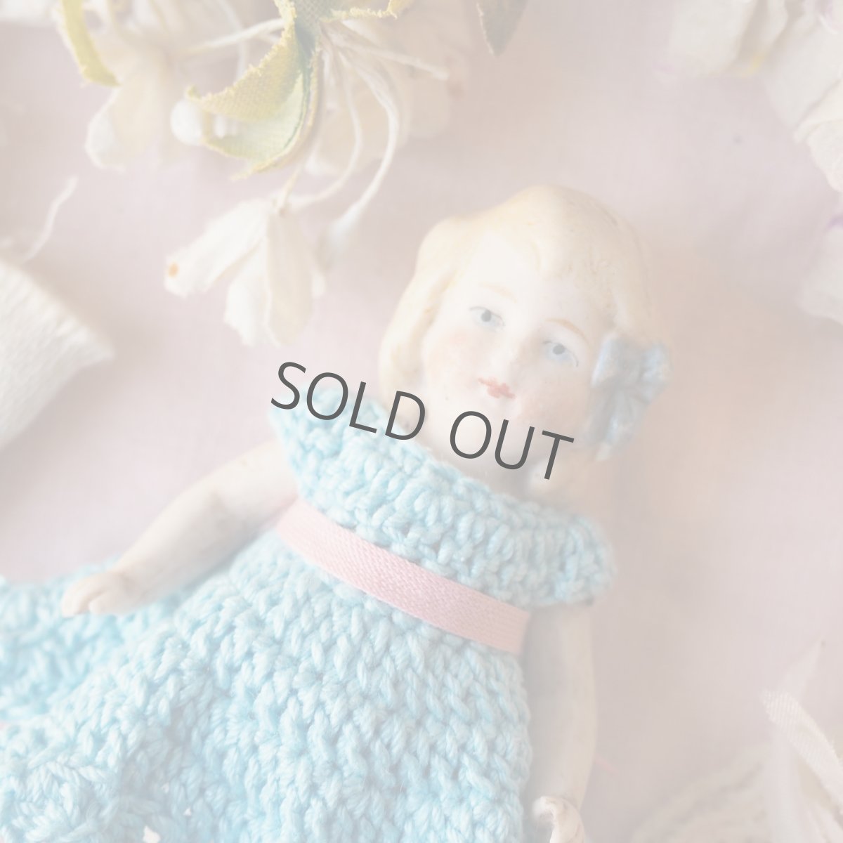 画像5: 小さなビスクドールブルーリボン飾り/クロシェのワンピース&ドロワース付き (5)