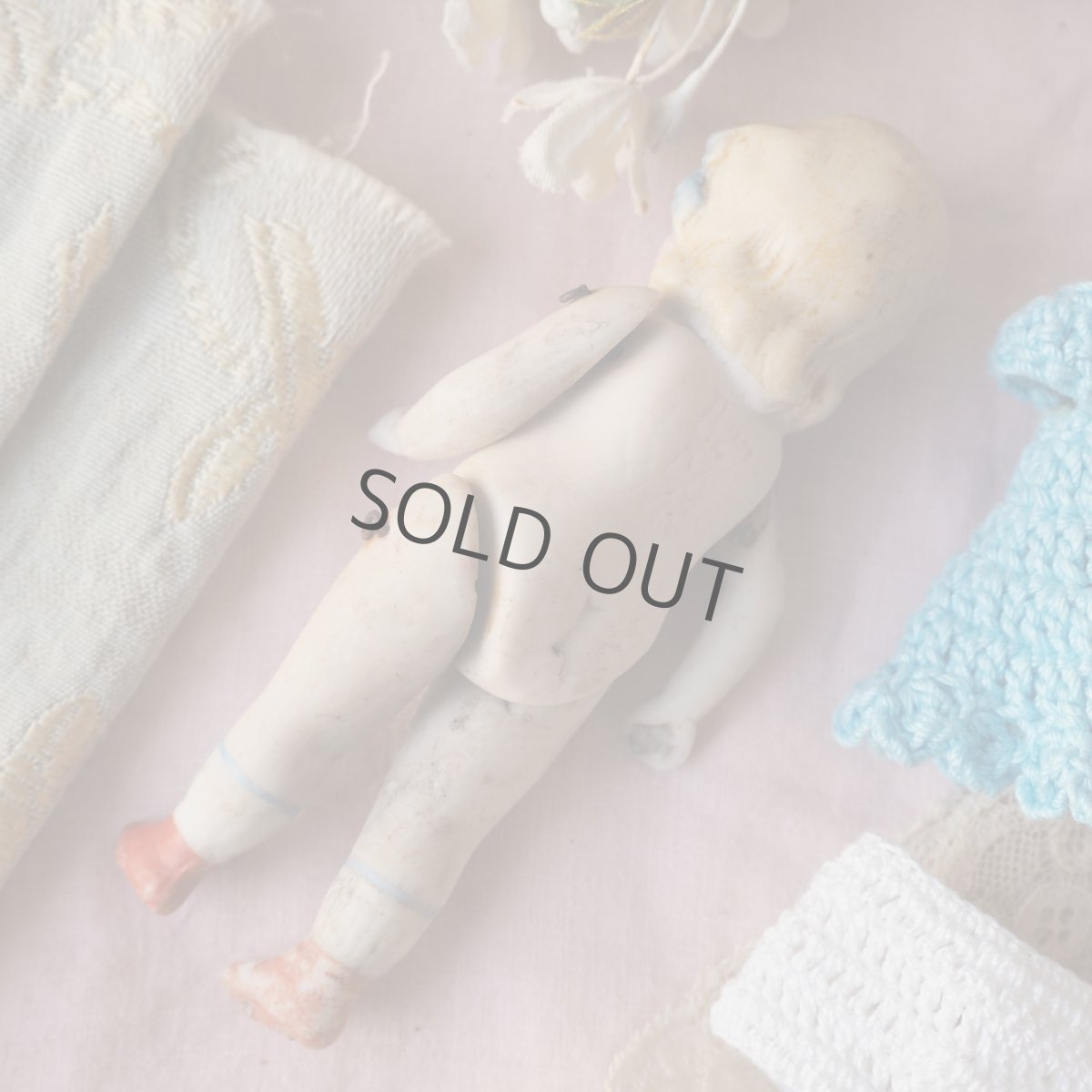 画像12: 小さなビスクドールブルーリボン飾り/クロシェのワンピース&ドロワース付き (12)