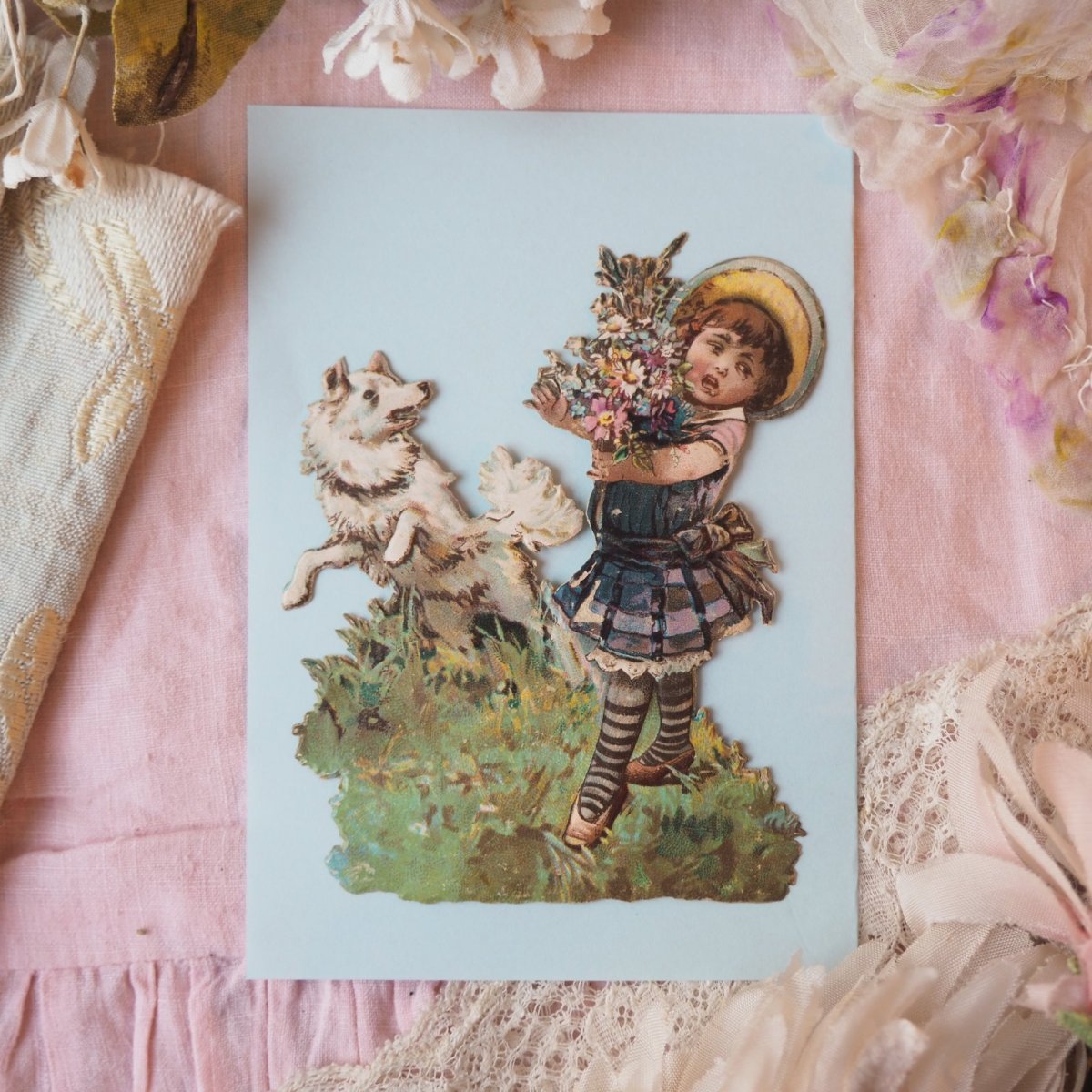 画像1: 花束を抱えた少女と白い犬のクロモカード/レアな絵柄型抜き (1)