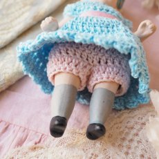 画像4: 小さなビスクドール、グレーソックス/青いクロシェのワンピース&ピンク色ドロワース (4)
