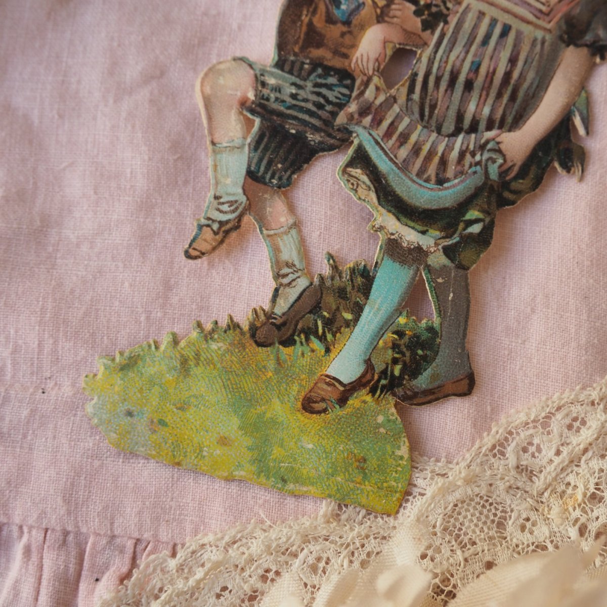 画像4: 花冠を付けた少年と少女のクロモカード/レアな絵柄型抜き (4)