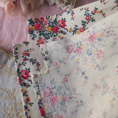 画像11: 赤い薔薇と小花柄のフリル付きミニカーテン (11)