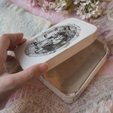 画像12: 少女とツバメの絵柄、ドラジェの紙箱/砂糖菓子の入れ物 (12)