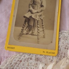 画像3: 椅子に座る子供の肖像写真モノクロフォトカード (3)