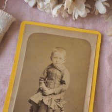 画像2: 椅子に座る子供の肖像写真モノクロフォトカード (2)