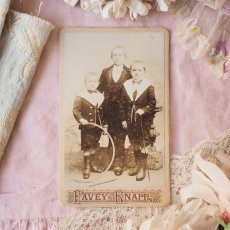 画像1: 3人の男の子の肖像写真モノクロフォトカード (1)
