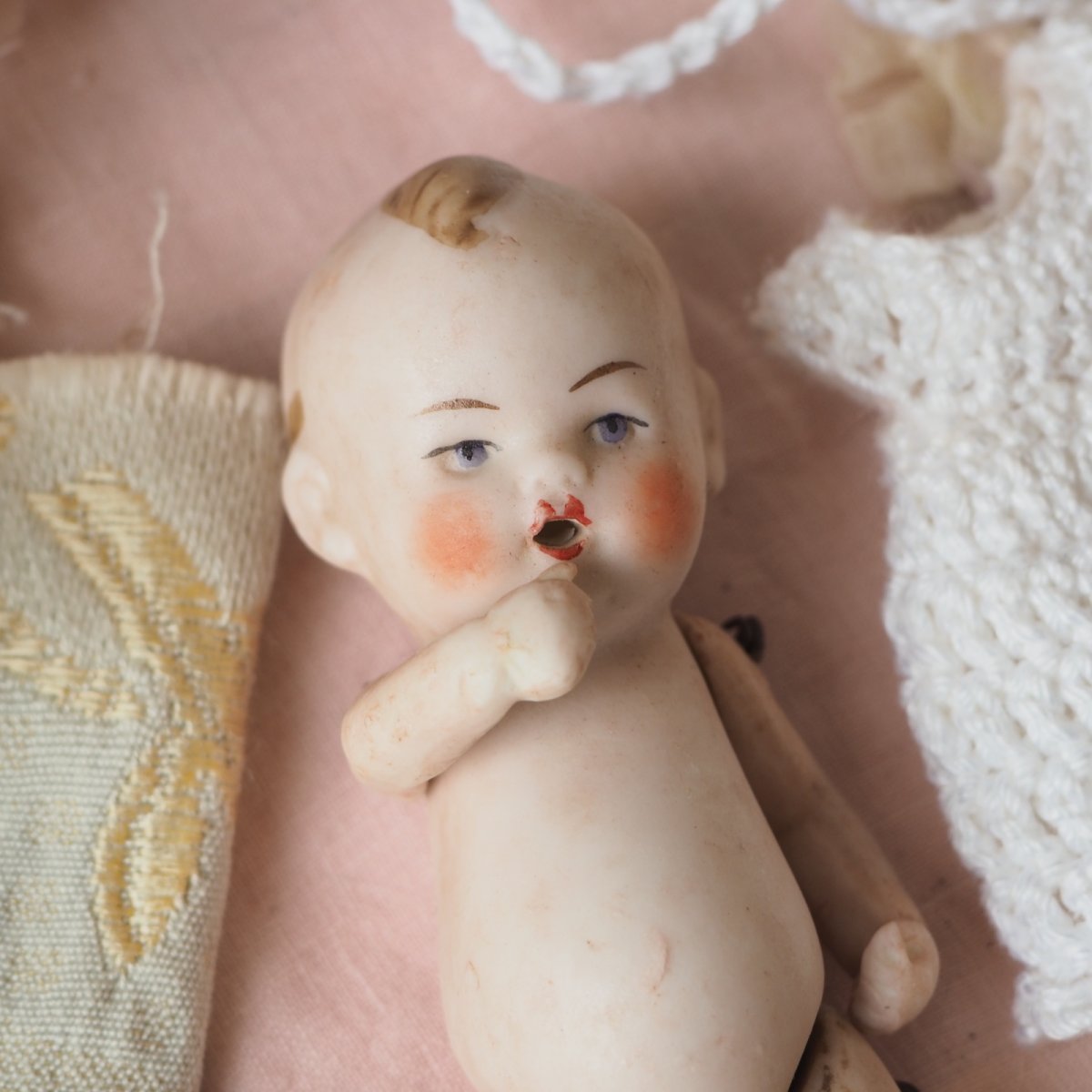 画像12: 小さなビスクドールベビー/白いクロシェのワンピースとドロワース、ボネ付き (12)