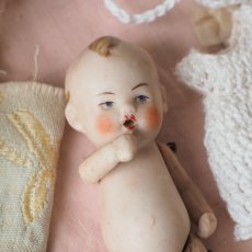 画像12: 小さなビスクドールベビー/白いクロシェのワンピースとドロワース、ボネ付き (12)