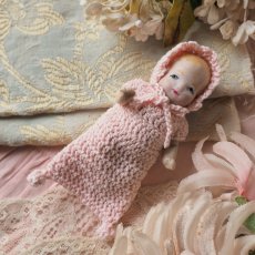 画像17: ［m様お問合せ商品］ドイツ製ビスクドールベビー/ピンク色のクロシェおくるみとボネ付き (17)