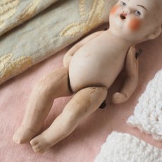 画像11: 小さなビスクドールベビー/白いクロシェのワンピースとドロワース、ボネ付き (11)