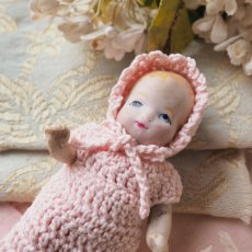 画像16: ［m様お問合せ商品］ドイツ製ビスクドールベビー/ピンク色のクロシェおくるみとボネ付き (16)